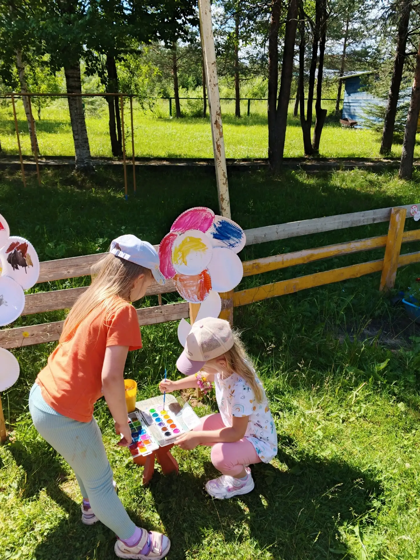 « Я рисую»
До чего хорош денёк:
Веет лёгкий ветерок,
Солнца летнего лучи!
Так приятно горячи!
Лето- 
