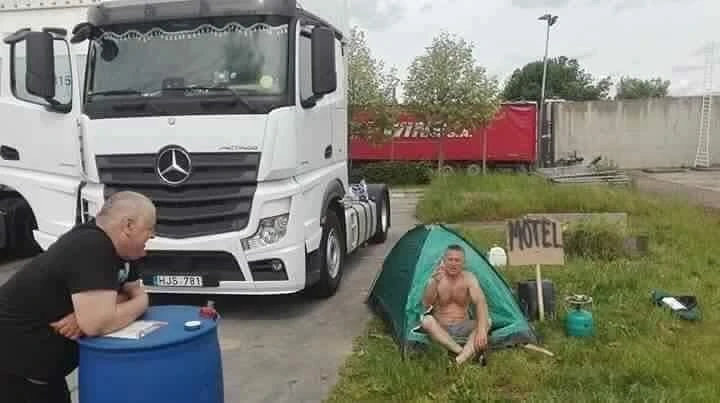 Коллега-дальнобойщик в отеле