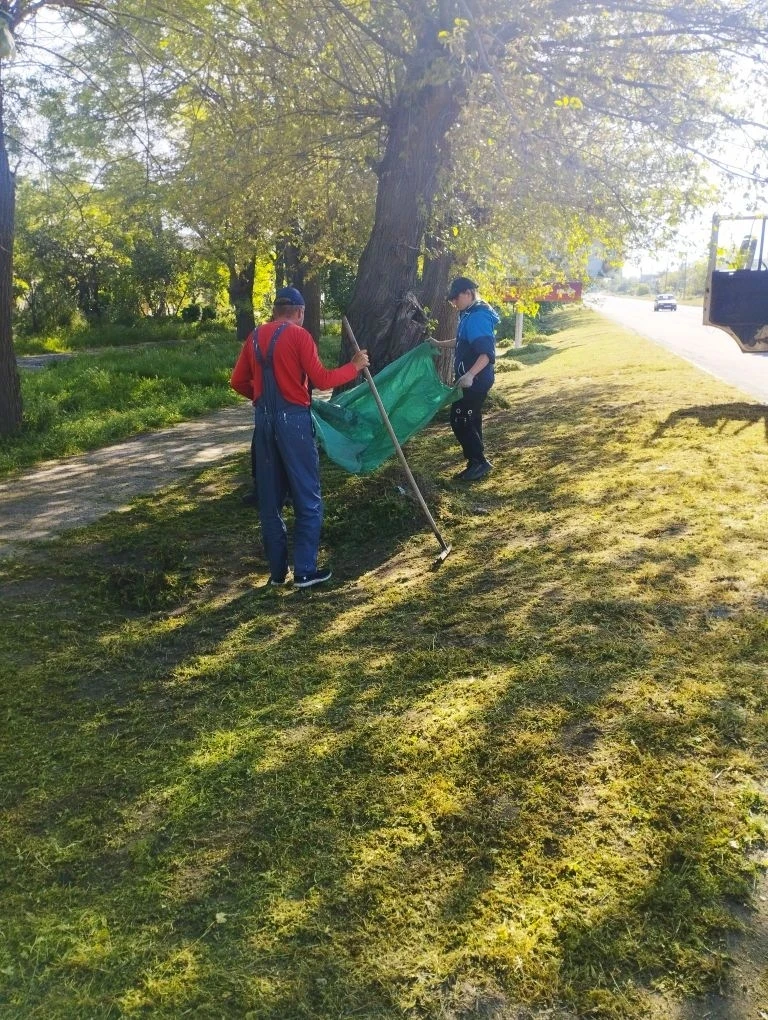 Коммунальные работники Каховки заботятся о чистоте и благоустройстве города  Каждое утро рабочие "Ко