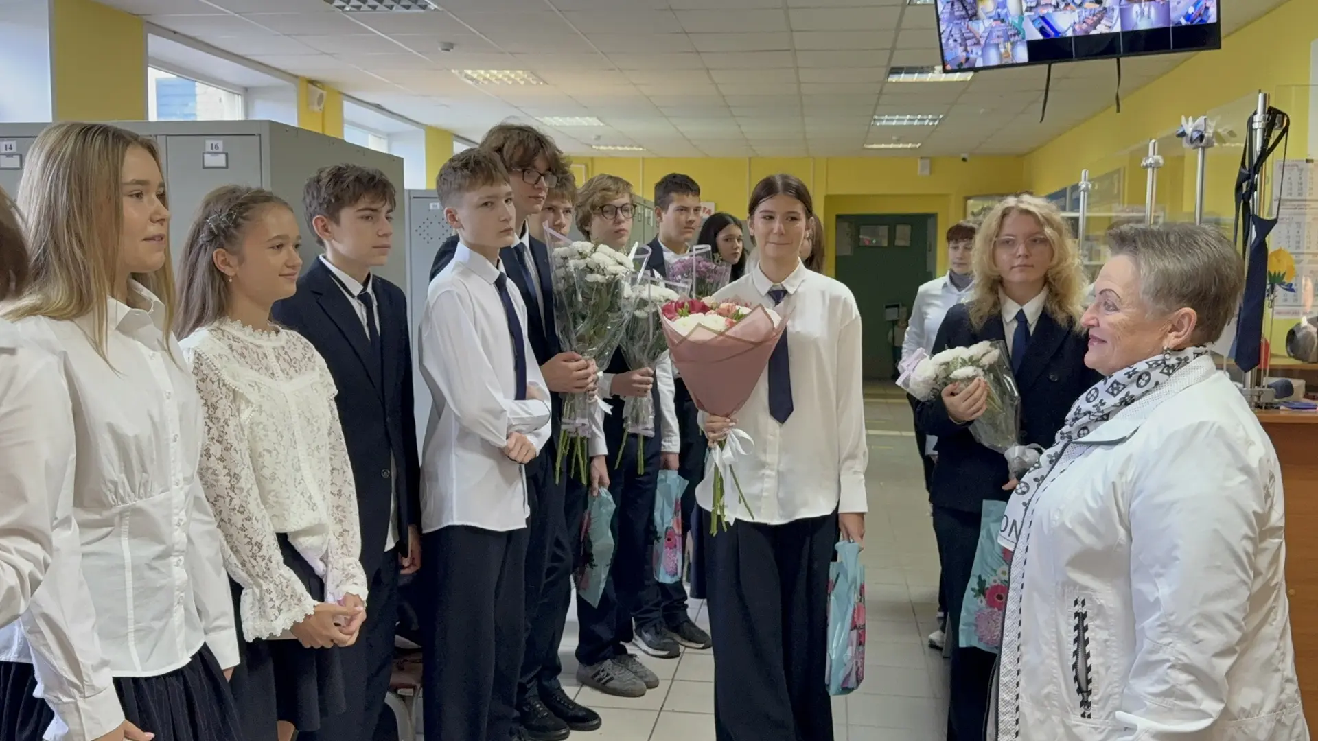 «День учителя в Рамонской СОШ № 2: праздник, который согрел всю школу»💐