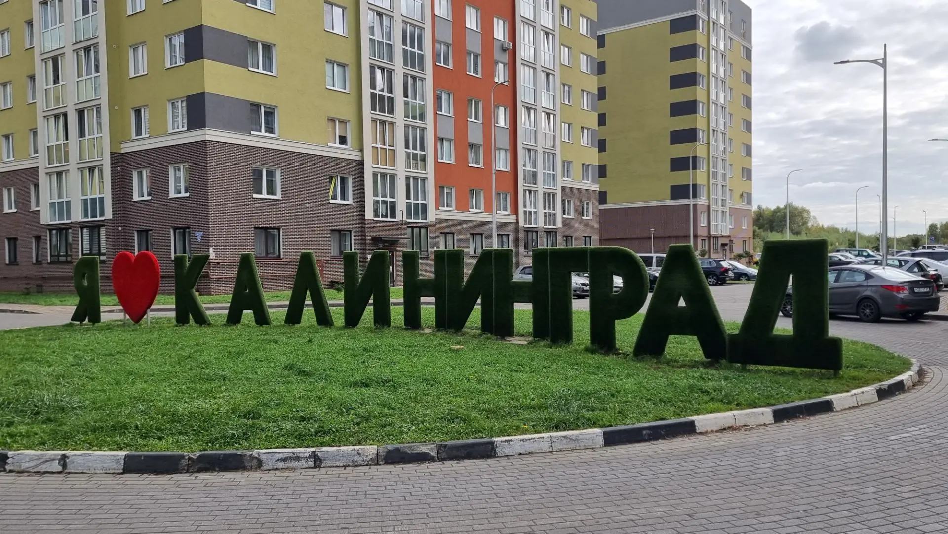 Сегодня была просто потрясающая погода и я наконец-то выбралась в город погулять😊