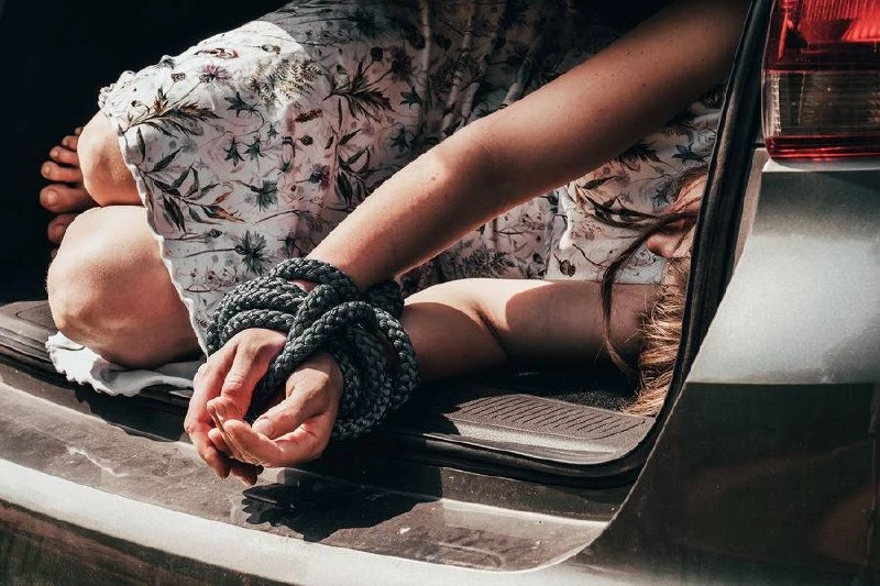 😨 На Бору 18-летнюю девушку едва не похитили прямо на автобусной остановке.

В микрорайоне Красного