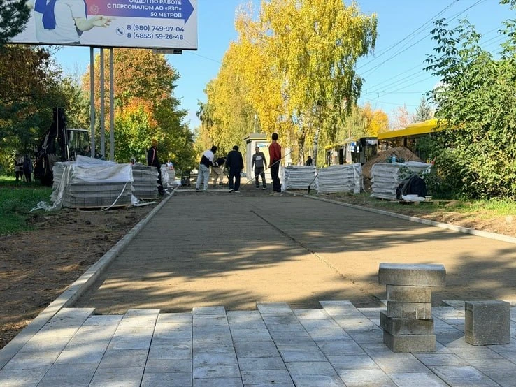 🚧 На площади Маршала Жукова завершают ремонт тротуара