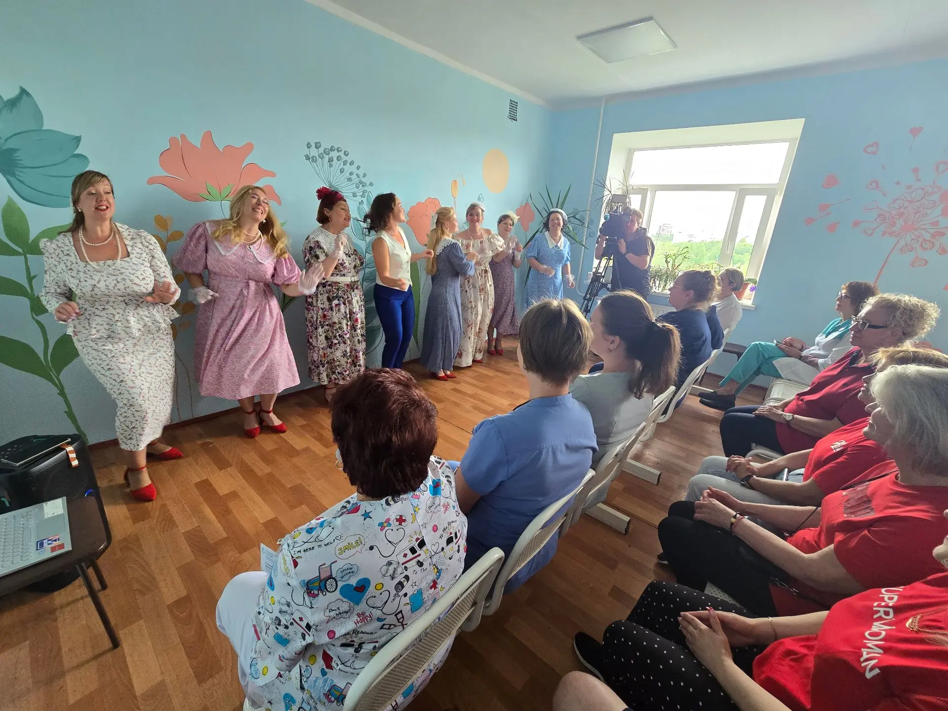 Нам песня жить и лечить помогает 🎼
Сегодня пациентов и сотрудников Елизаветинской больницы (гостей 