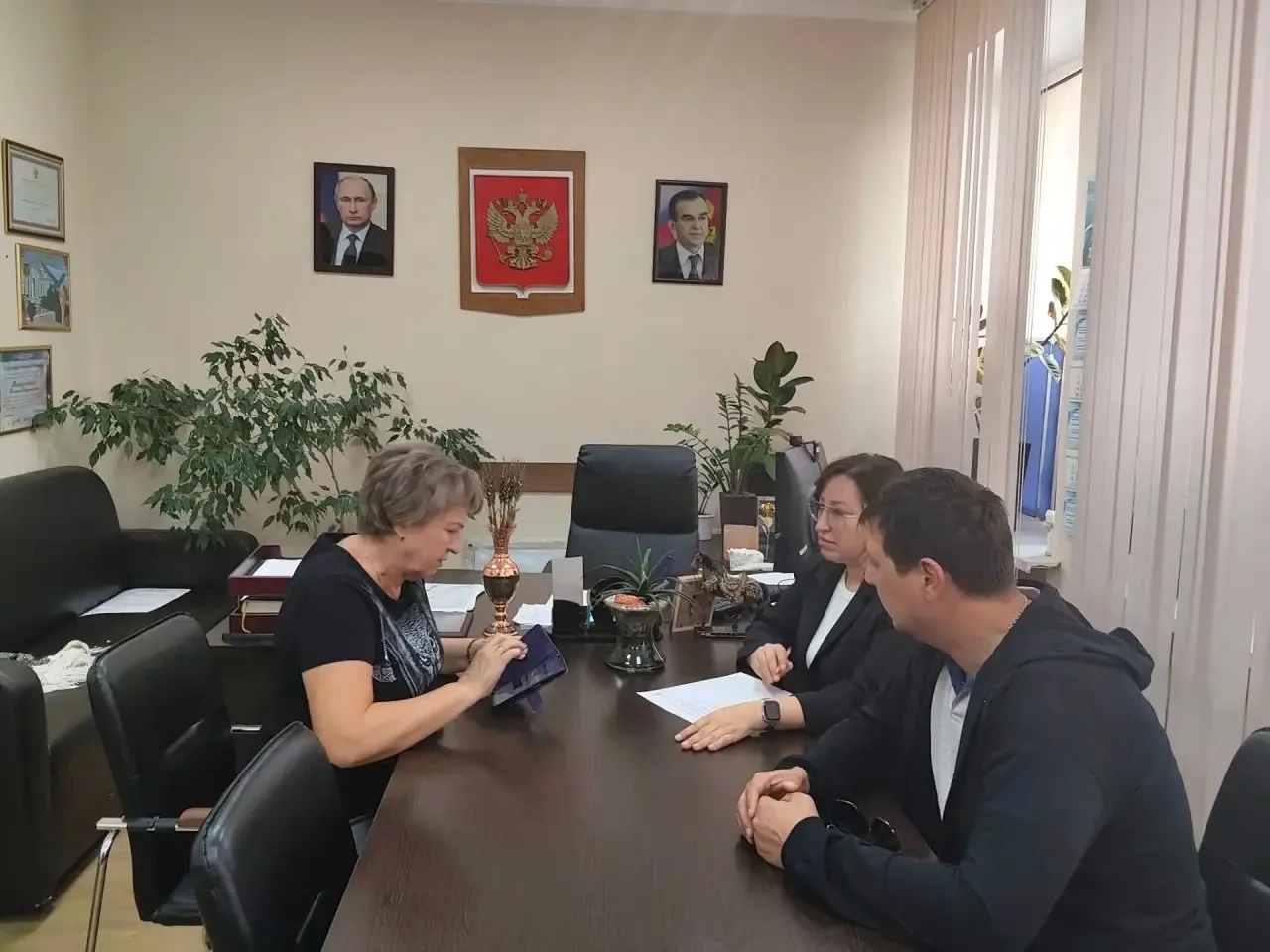 Заместитель главы администрации Восточного внутригородского района совместно со специал...