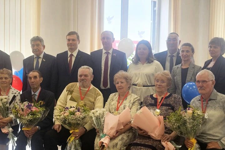 ГРОМКО КРИЧАЛИ «ГОРЬКО» В ШИРА Накануне в Международный день семей в зале бракосочетаний Ширинского 