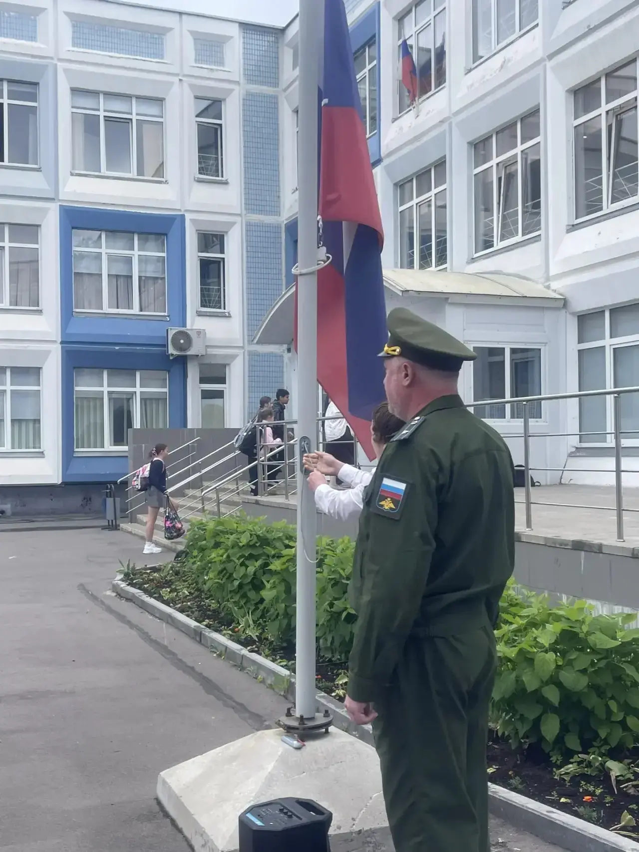 🇷🇺 Понедельник начинается с традиций  В нашей школе новая учебная неделя традиционно началась с торж