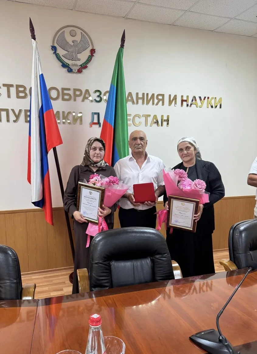 Ура, наши дорогие! Шахбан Хизриева Майсарат и Халимат получили заслуженные звёзды на погоны!

Друзья