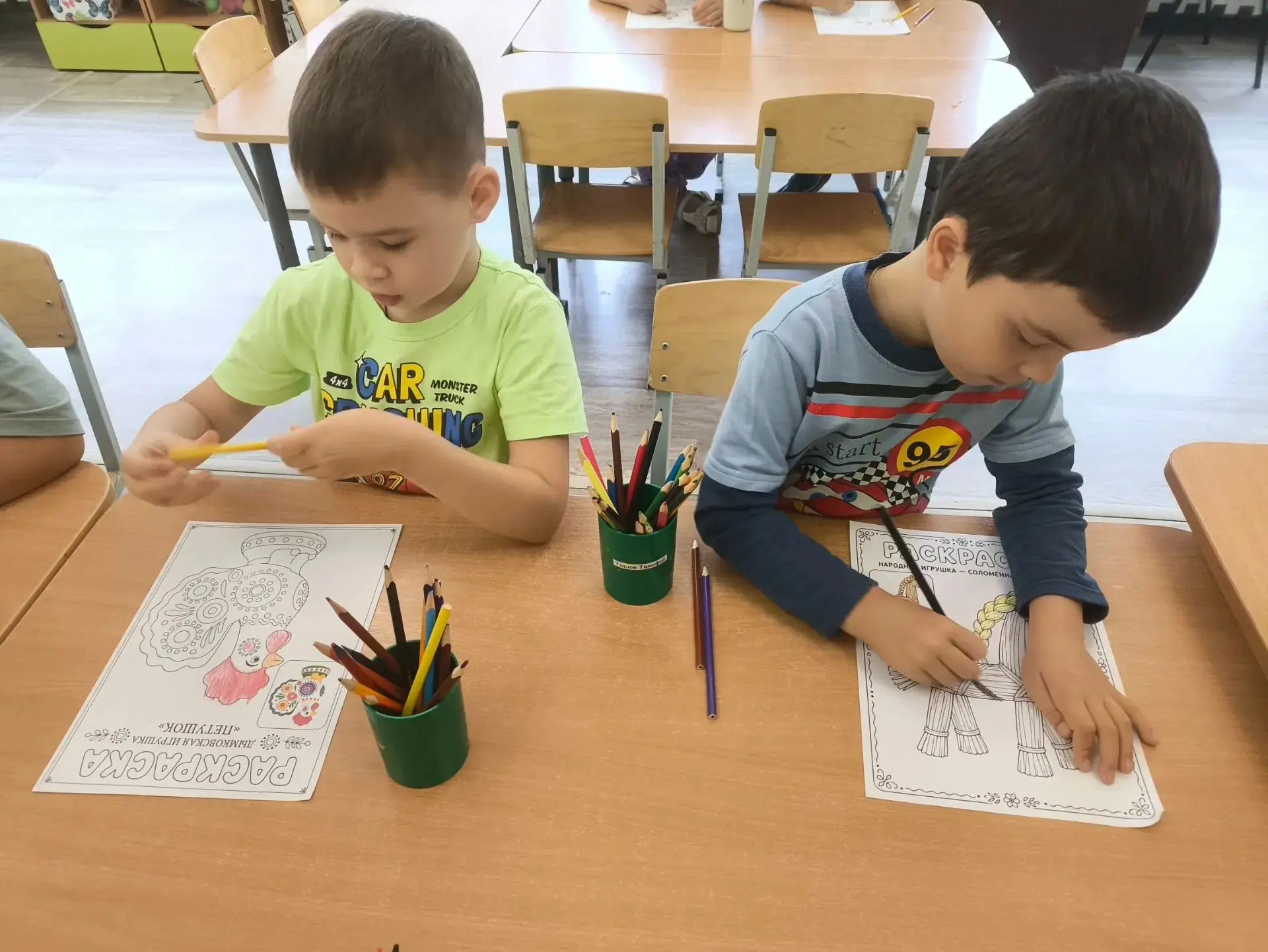 В старшей и подготовительной школе группы  прошёл День Народной игрушки.