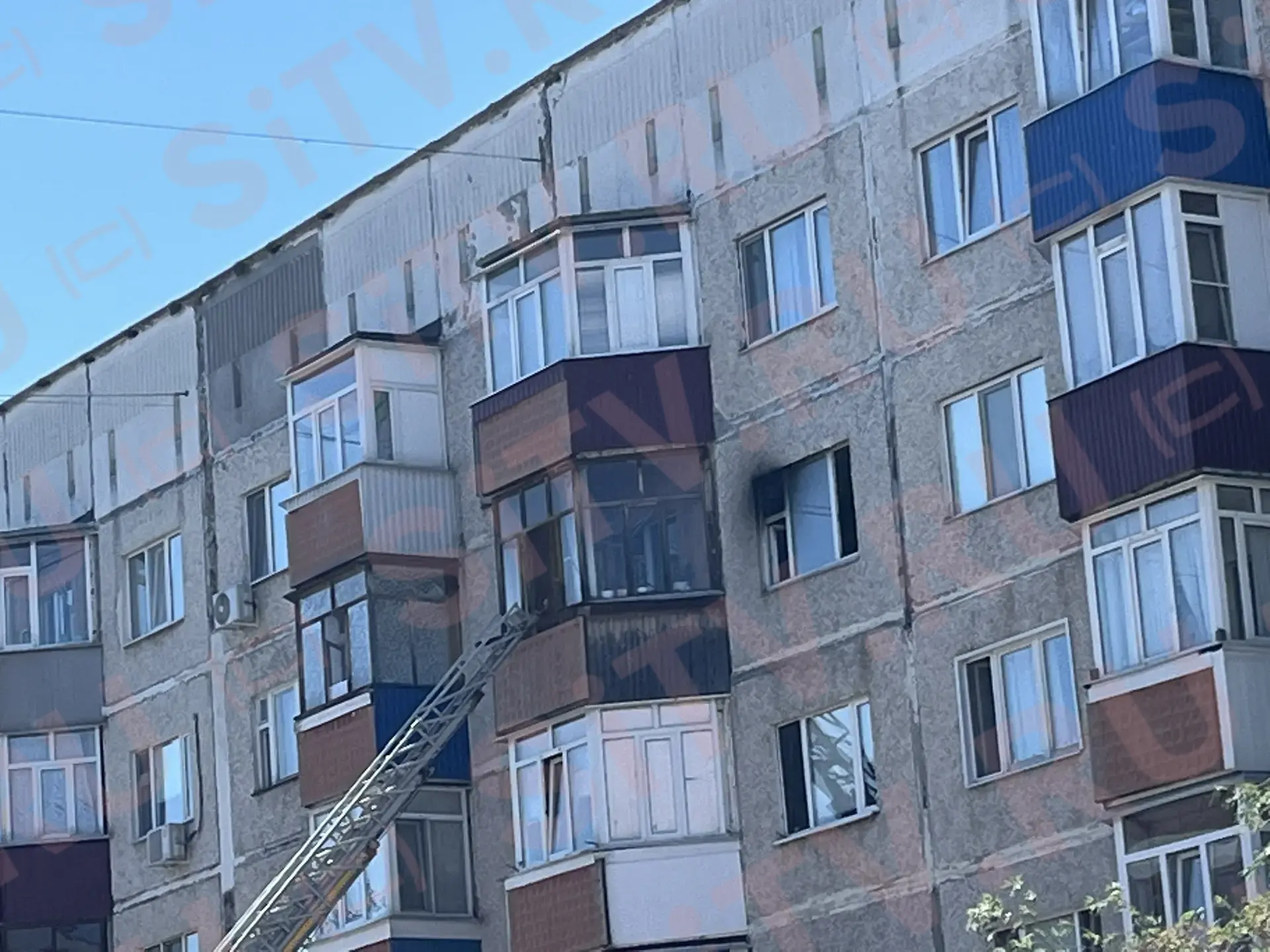 🚨 В Сургуте пожар в жилом доме — на Ленинградской, 15 работают огнеборцы, дежурит машина скорой пом