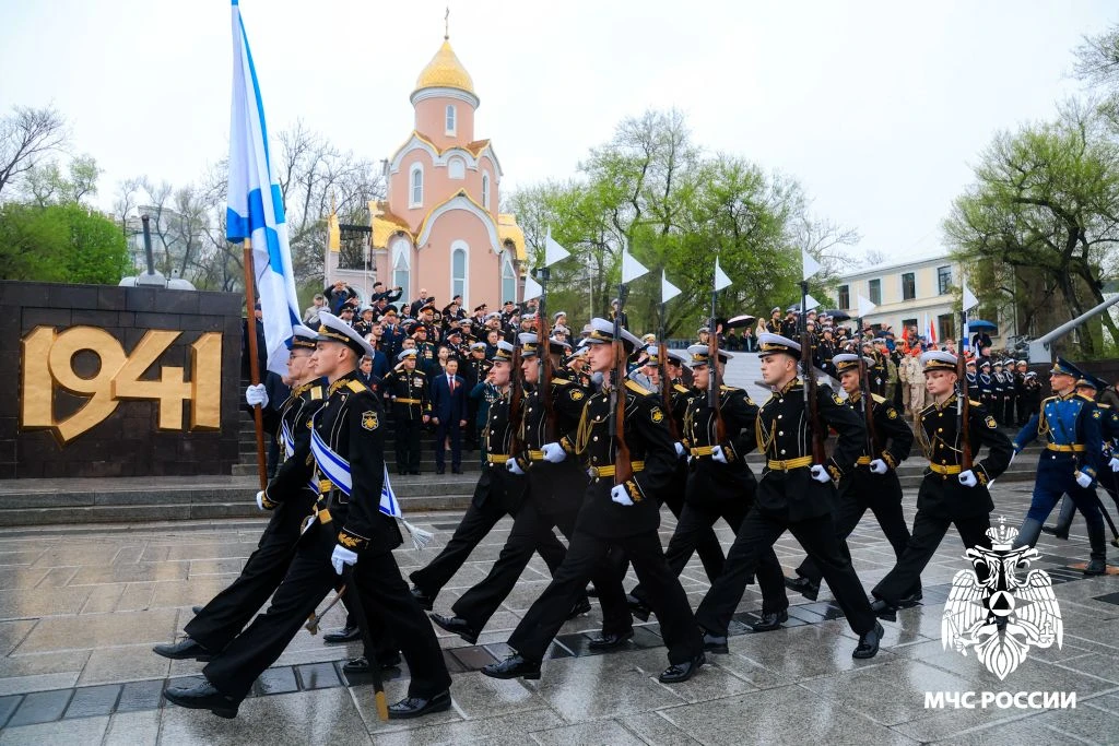 У Вечного огня — в знак памяти и благодарности  На Корабельной Набережной у Вечного огня мемориала «