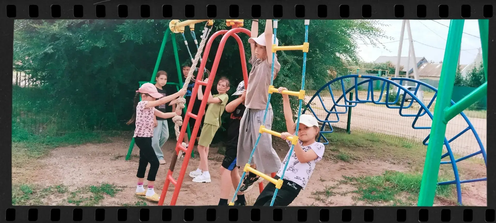 Шестой день в нашем школьном лагере. ⏳ 
 
Как мы жили сегодня? 
✅ С утра — штурм детской площадки (к