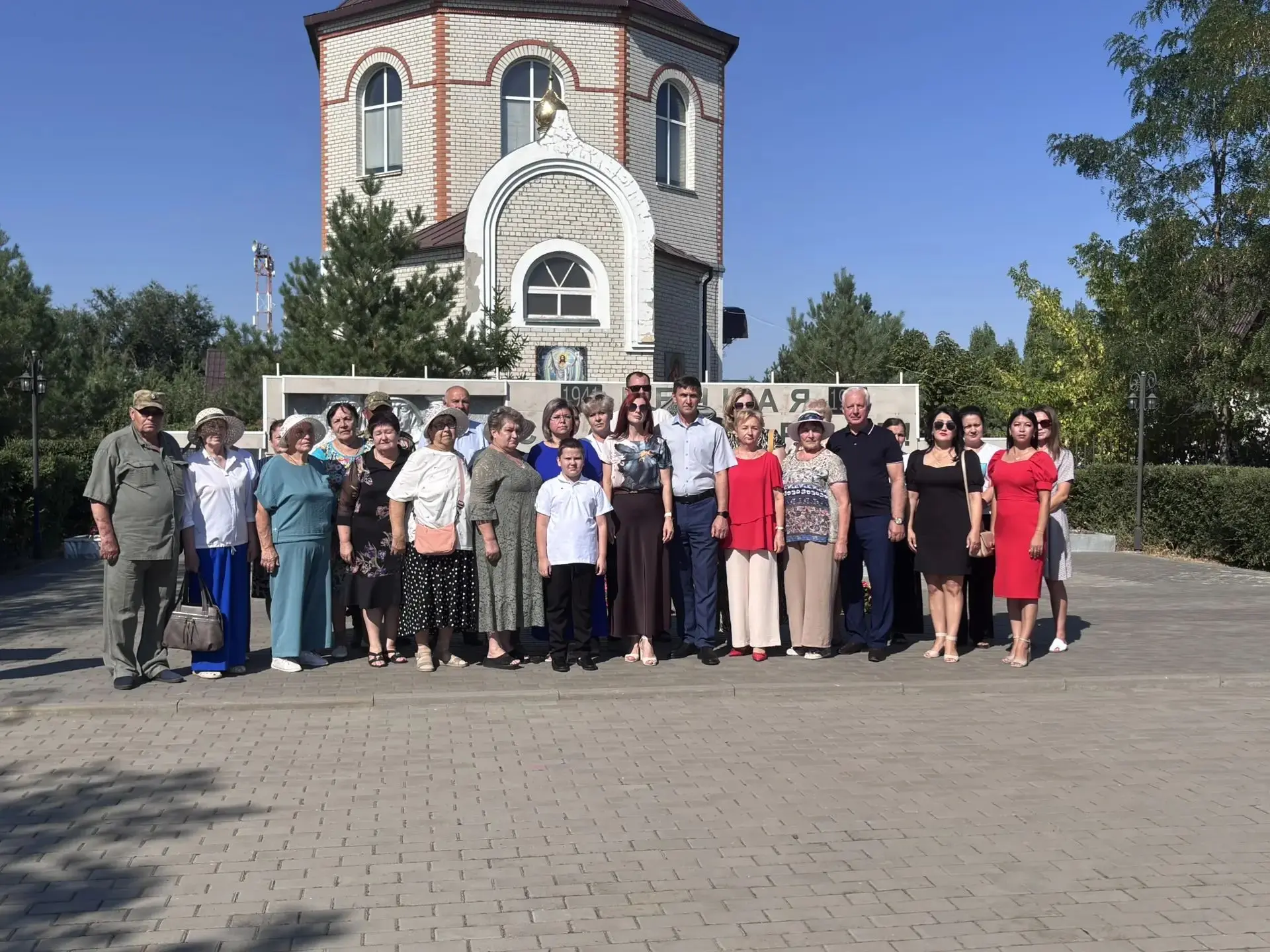 Сегодня, 23 августа, в районном центре у памятника воинам - односельчанам, павшим на фр...