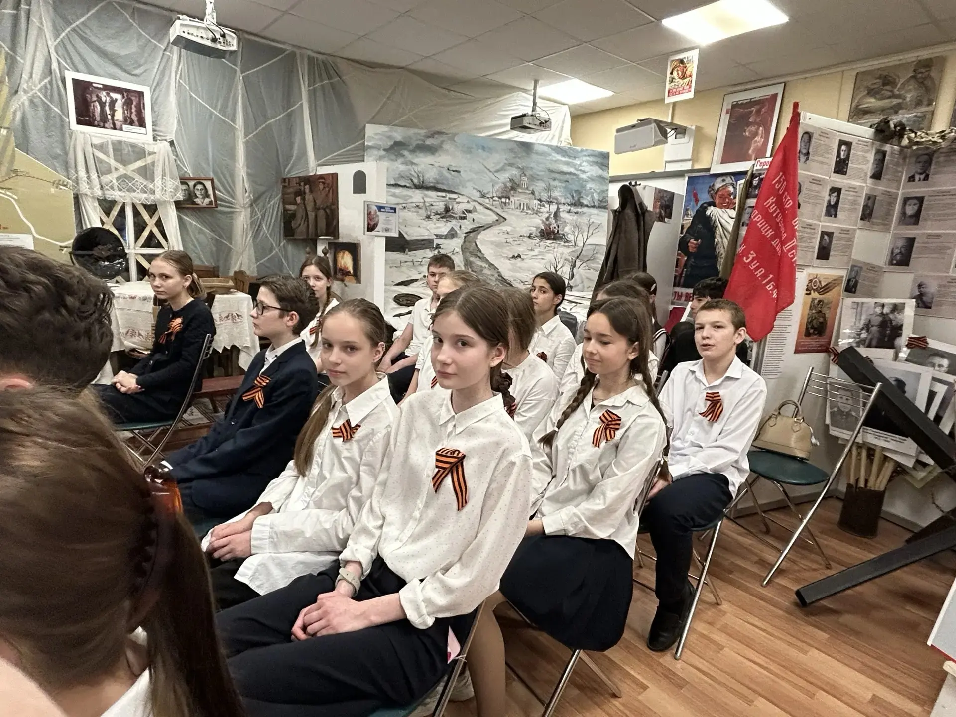 В канун Дня Победы ученики 6 «З» класса с классным руководителем Гулиной С. В. посетили тематическую