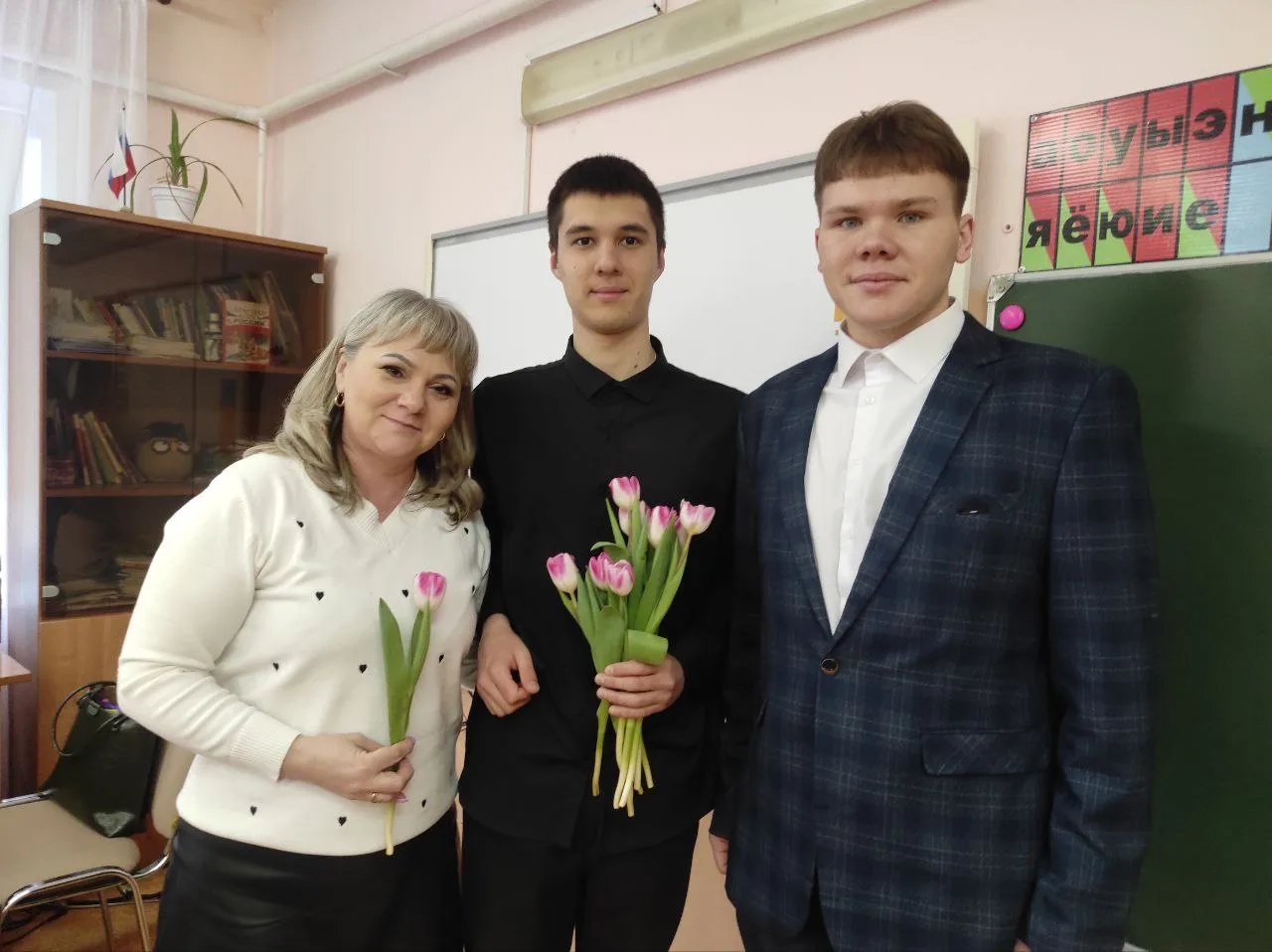 🌸 «Вам, любимые!»  6 марта утро в гимназии было особенным и полным радости! Старшеклассники встретил