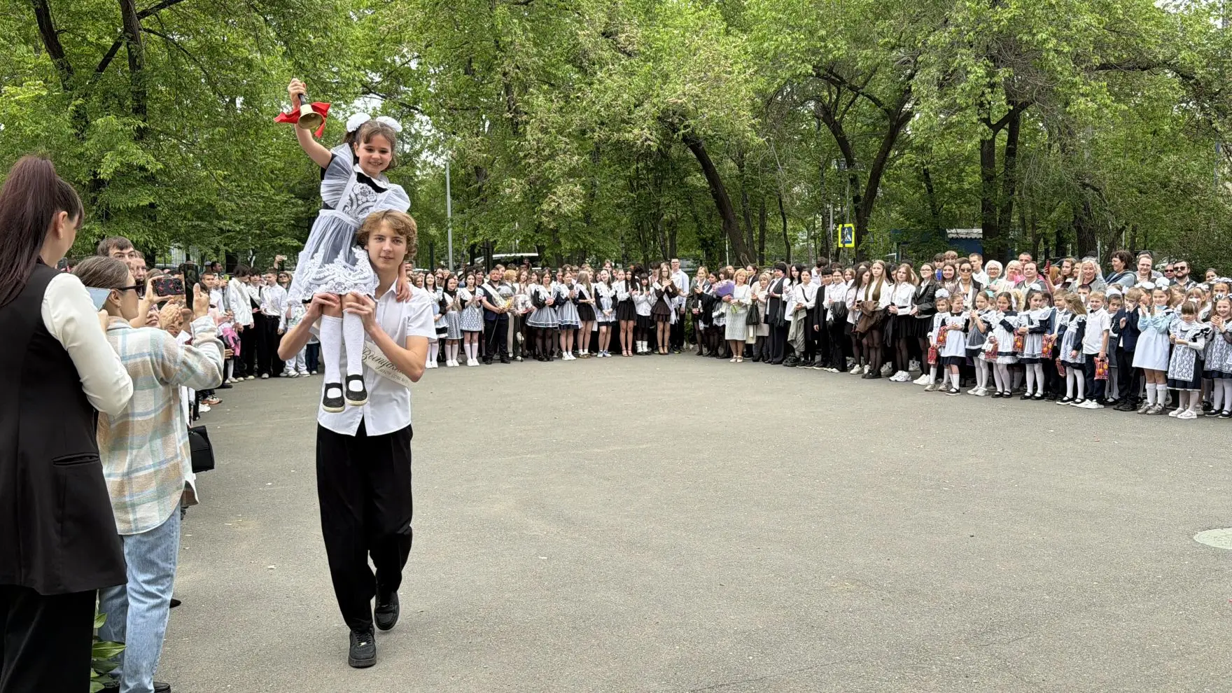 🎓 26 мая прозвенел последний звонок для наших 11-классников и многих 9-классников! 🔔

На территори