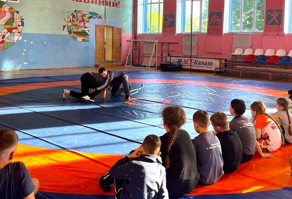 3 июня в рамках проекта «Дворовый тренер» состоялся мастер-класс по вольной борьбе.