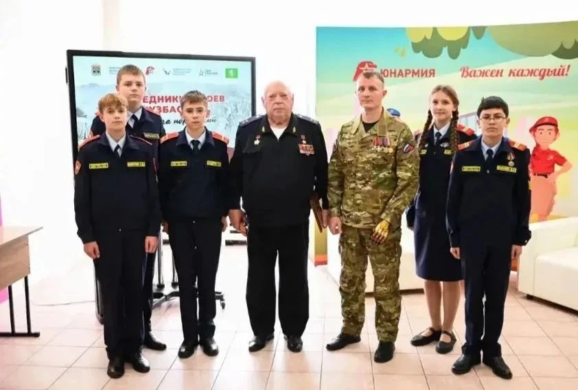 Кадеты 8К приняли участие в диалоге поколений, объединивший героев и будущих защитников