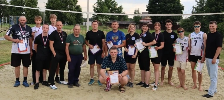 🏐 12 июня на волейбольной площадке городского стадиона состоялся открытый турнир по парковому волей