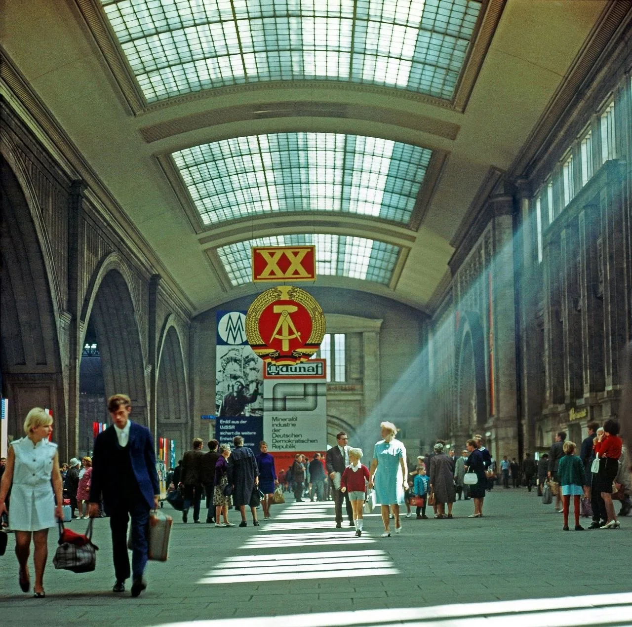 Пассажиры на вокзале в Лейпциге, 1969