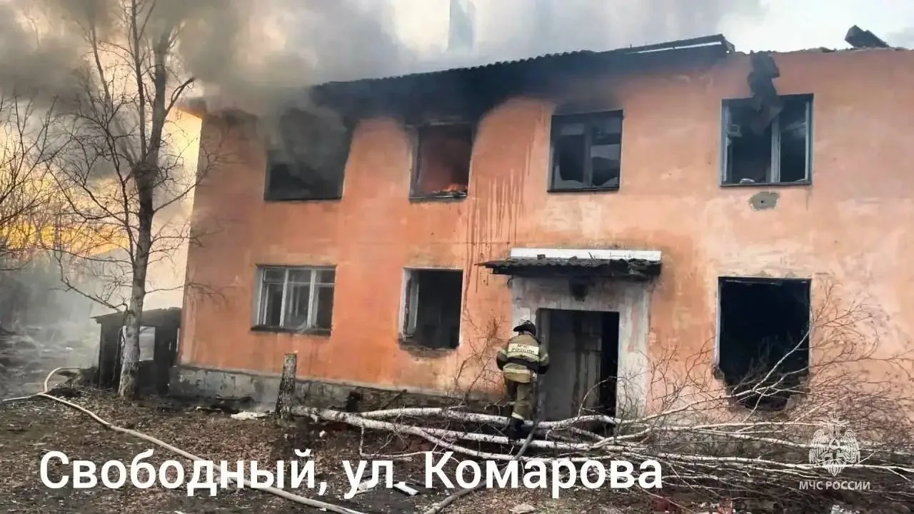 МЧС: в Свободном на улице Комарова произошёл пожар в заброшенном здании  В Свободном появилось офици