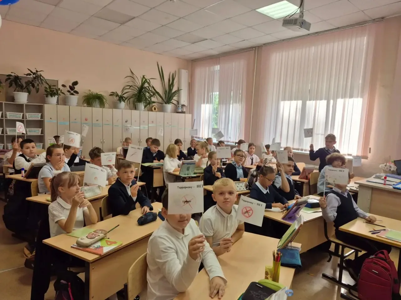 📅Сегодня в 4А классе прошёл особенный классный час, приуроченный ко Дню солидарности в...