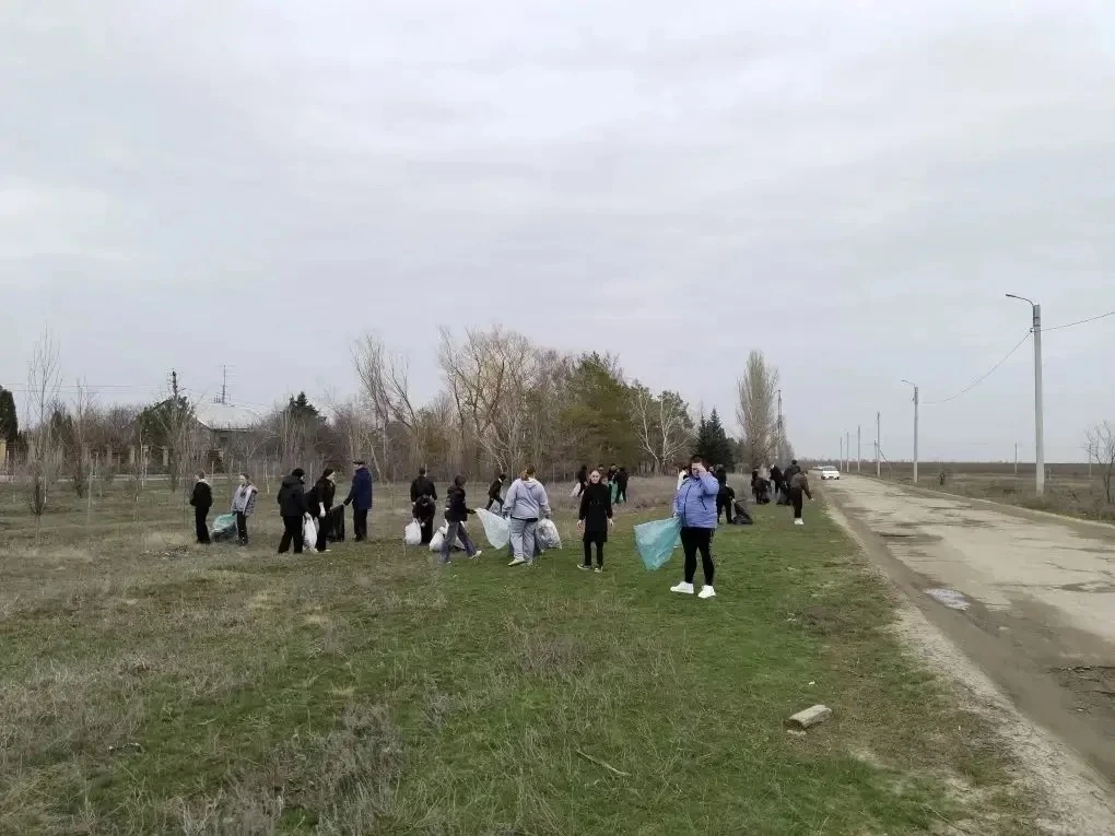 Объявляем старт месячника по благоустройству территории!  Сегодня наши педагоги и ученики подали отл