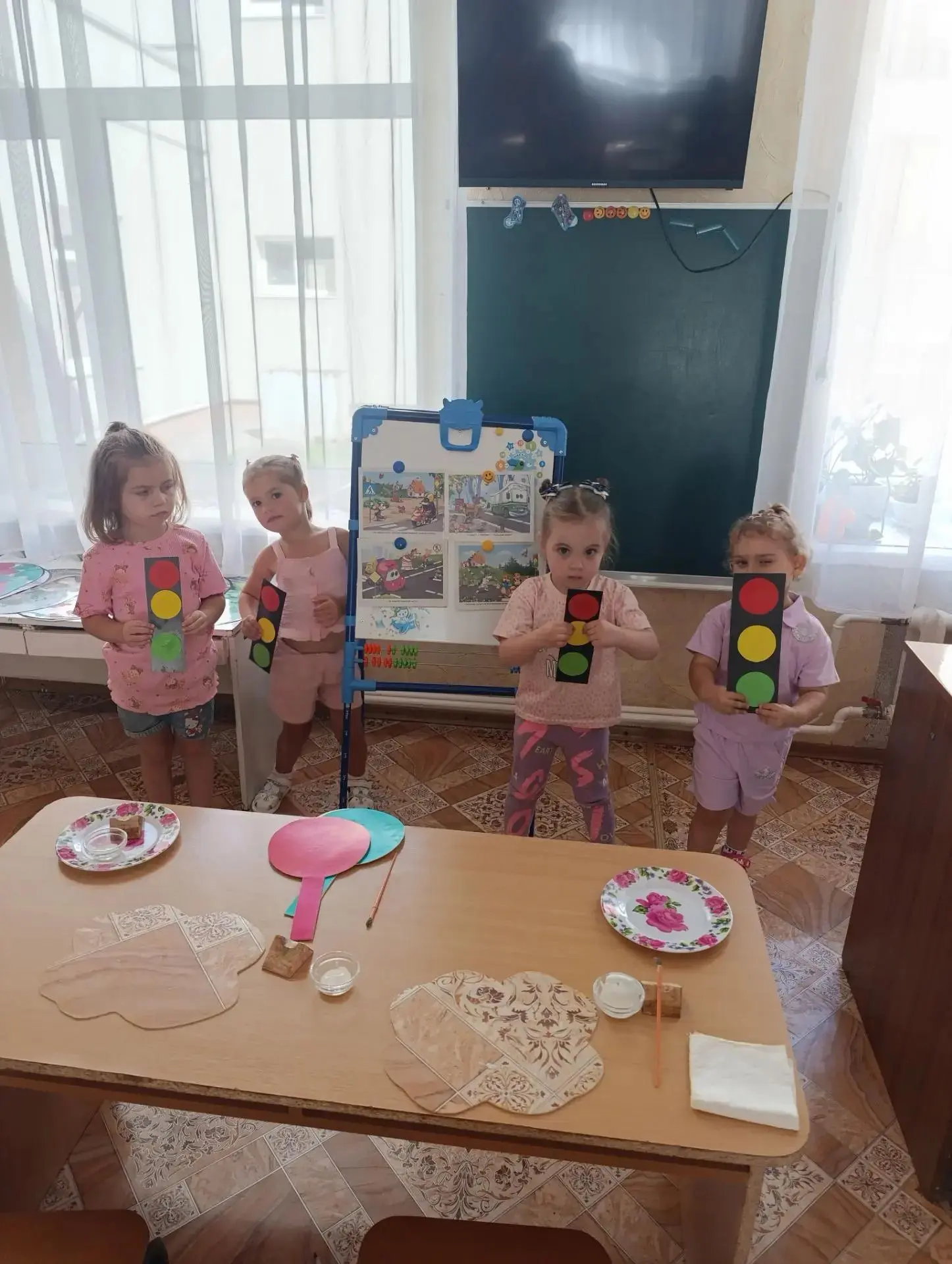 ✨ 5 августа во всём мире отмечается День светофора, и малыши группы «Капельки» не остал...