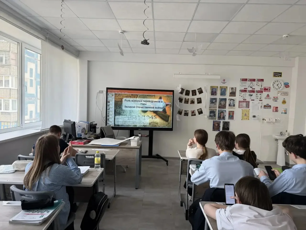 В рамках метапредметной недели в 8 «Б» классе прошел необычный урок английского языка.  Ребята откры