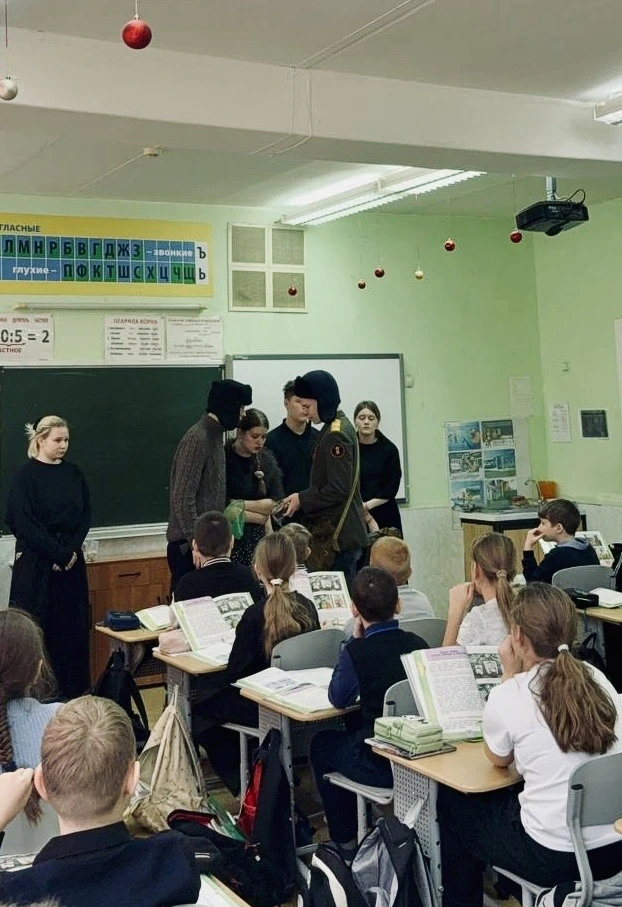 🕊️ БЛОКАДНЫЙ ЛЕНИНГРАД 🕊️   Театрализованное представление показал совет старшеклассников для младши