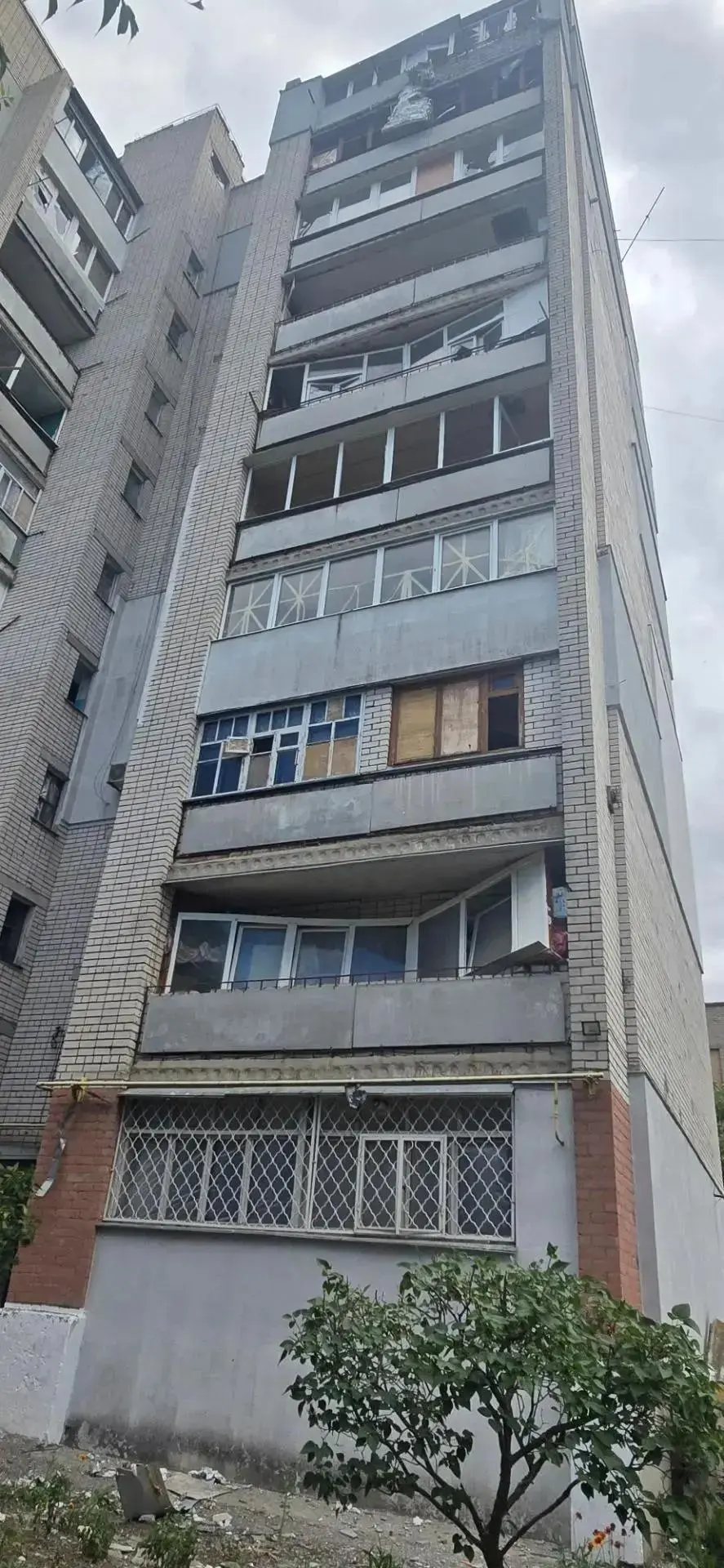 ❗️В результате атаки БПЛА ВСУ в Новой Каховке поврежден многоквартирный жилой дом. Жертв и пострадав