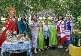 Пойковская ПДБ «Радость» в День России под открытым небом провела праздник книги, творчества и народ