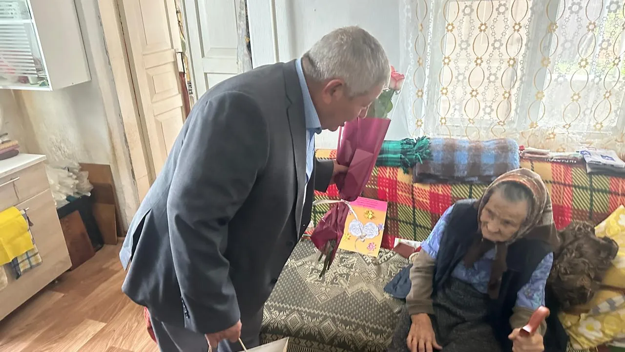 В преддверии  Международного дня пожилых людей директор ГБУ РА «Теучежский КЦСОН» Водож...