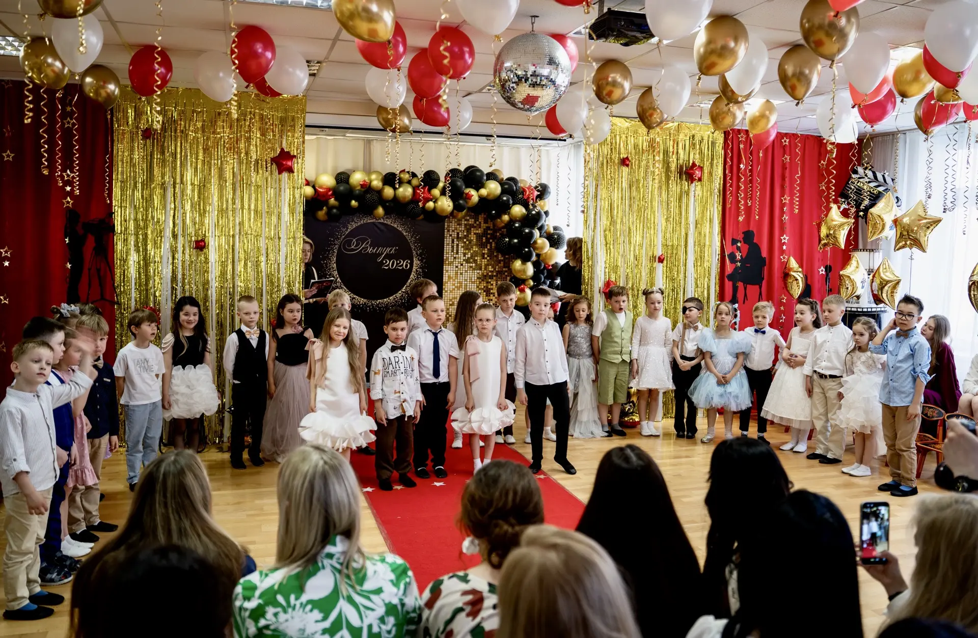 Камера! Мотор! Выпуск!  ✨ В дошкольных группах на Болотниковской состоялись долгожданные выпускные д