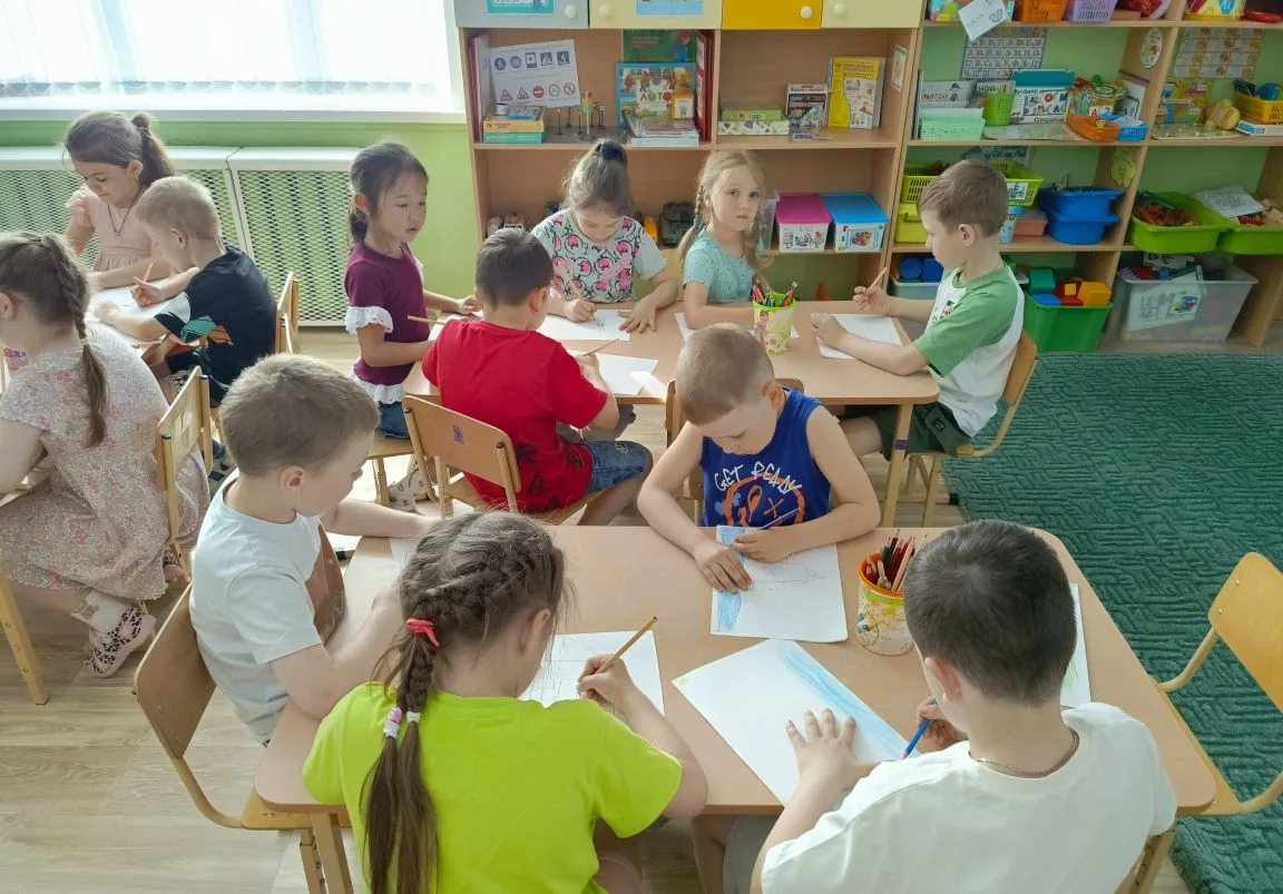 В рамках тематической недели в группе Ромашка, прошло итоговое занятие по рисованию на ...