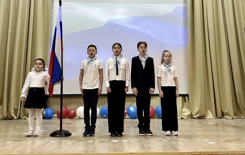 Всем привет!  🚀Вчера стартовали в новую учебную неделю: провели торжественные линейки и занятие «Раз