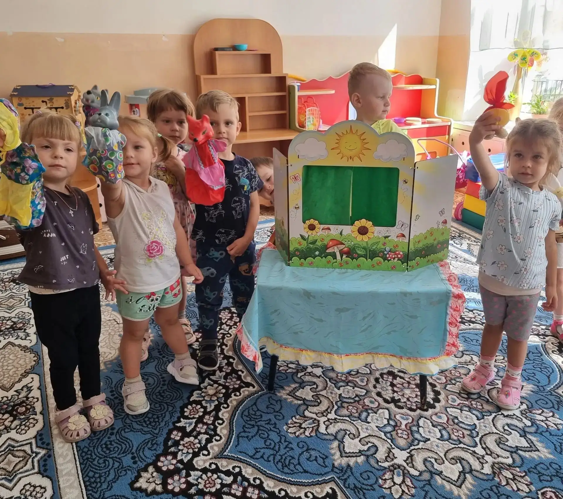 Для детей ясельной группы воспитатель Соловьева Н.Н. показала кукольный спектакль по ск...
