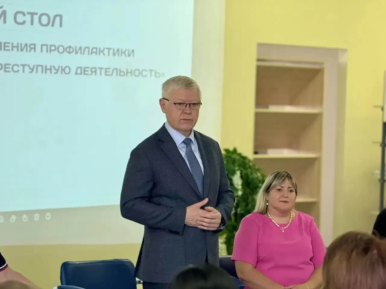 Принял участие в круглом столе, посвященном защите подростков от вовлечения в преступны...