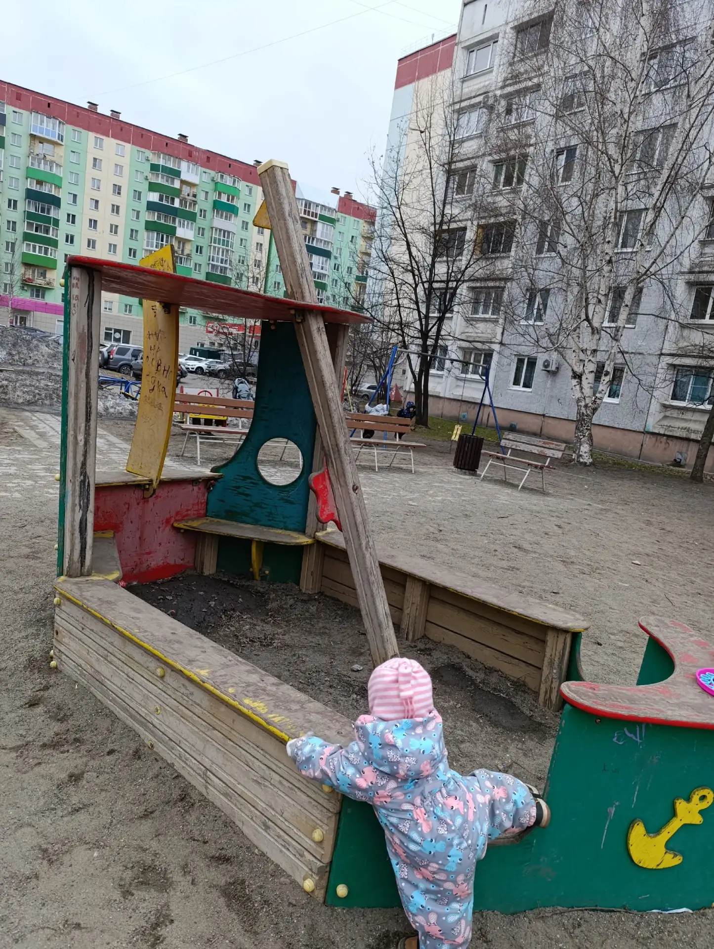 Прошу администрацию города обратить внимание на детские площадки!!! Большинство площадок поломаны, п