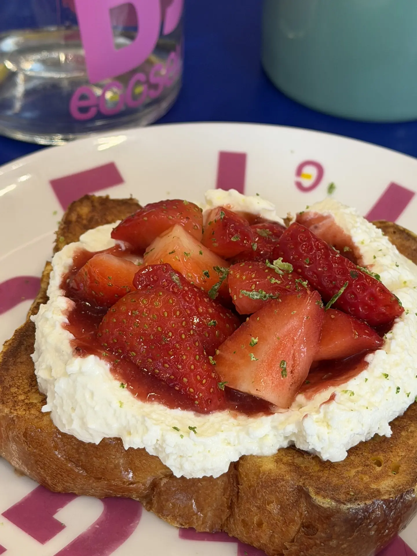 — девочки, на заметку — сейчас в Eggselent клубничный спешл 🍓

• обжаренная как френч-тост нежнейша