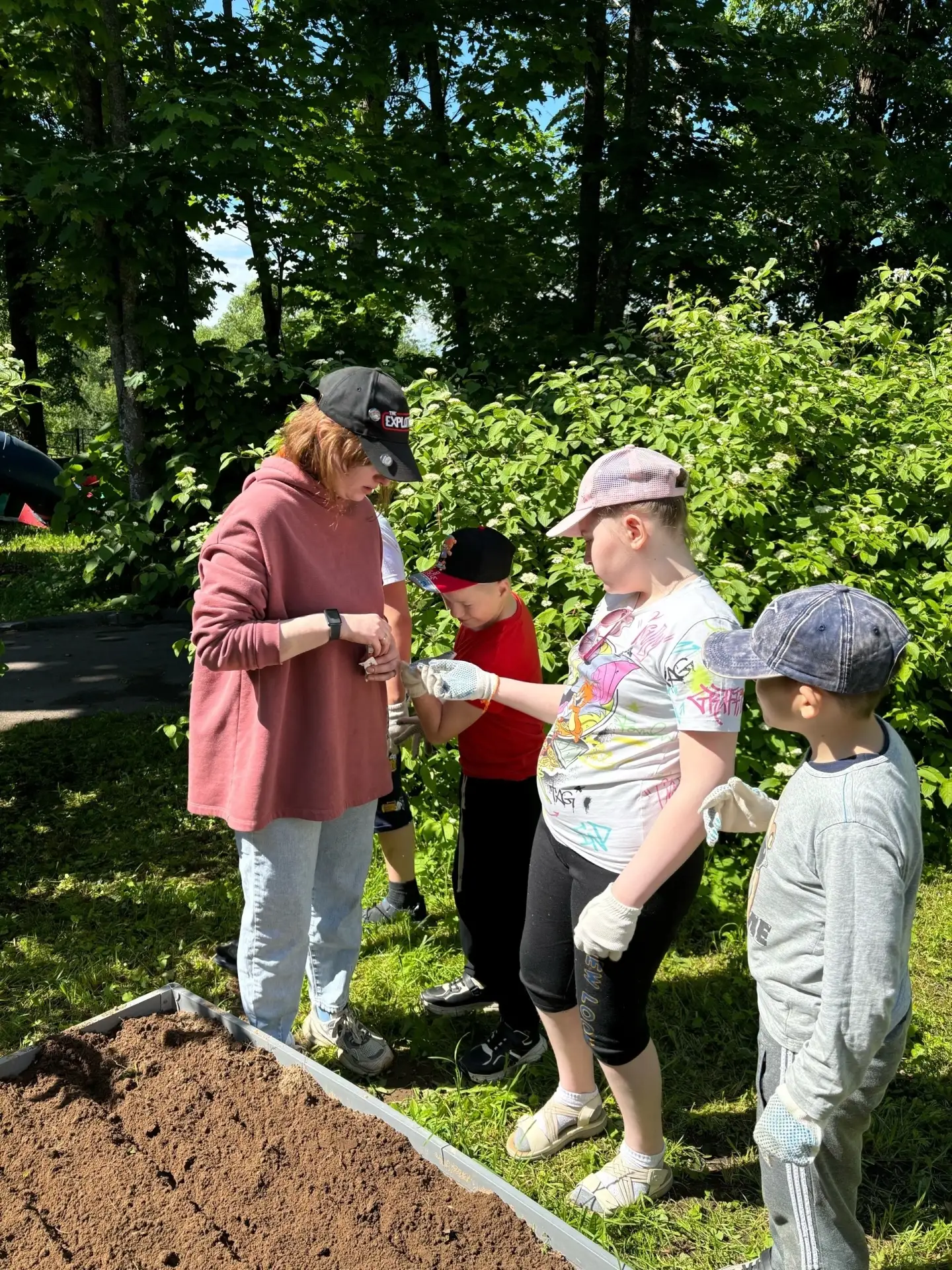 Наши огородные будни: маленькие заботы с большим смыслом 🌱
Каждый день у нас есть важное и любимое 