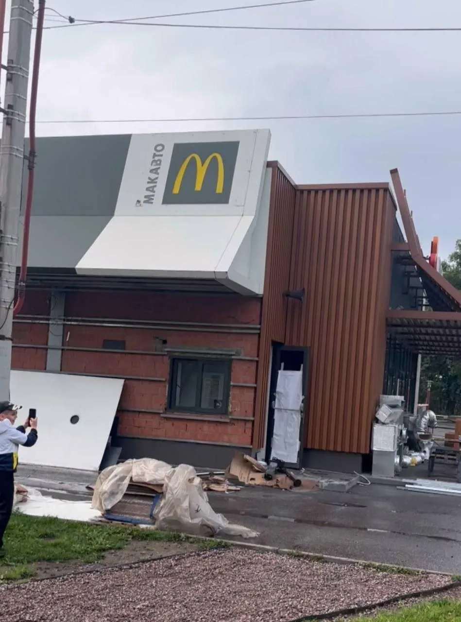 🏗️ В Горелово во время ремонта «Вкусно — и точка» нашли «наскальную надпись»