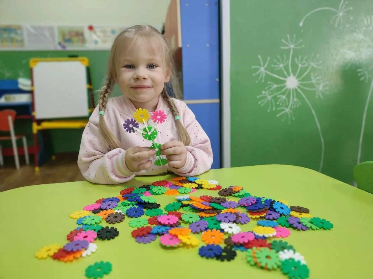 Наши малыши любят развивающие игрушки.