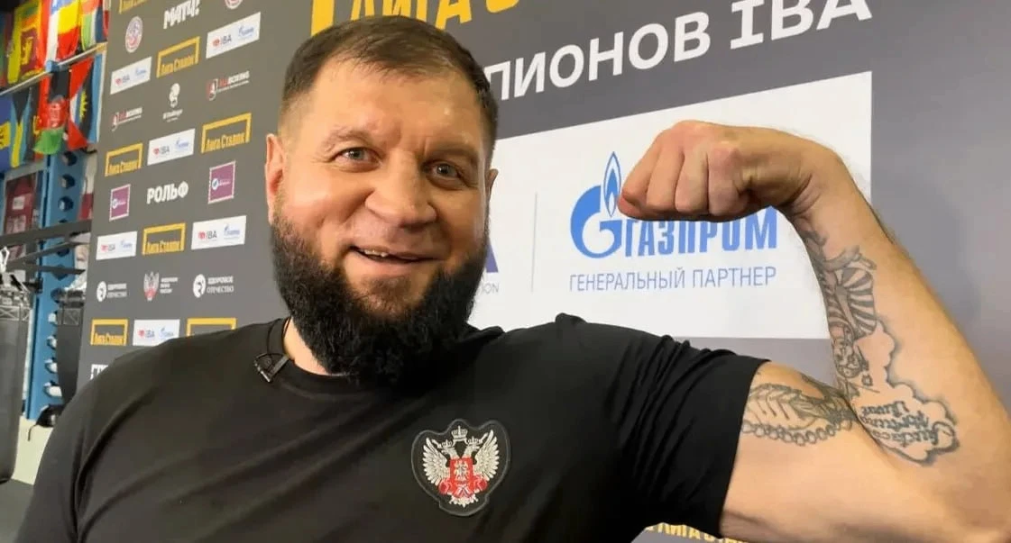 Российский боец Александр Емельяненко попал в больницу из-за проблем со спиной.