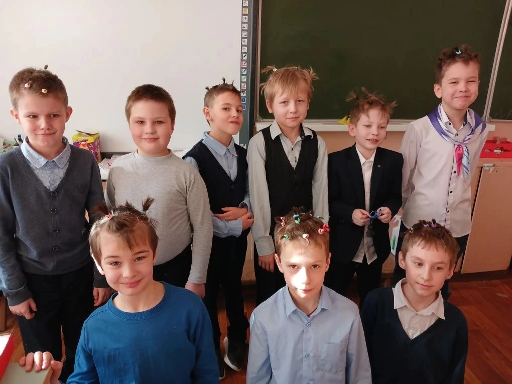 8 Марта во 2 В классе царила  невероятная  атмосфера:  девочки с азартом  превращали  мальчишек в  г