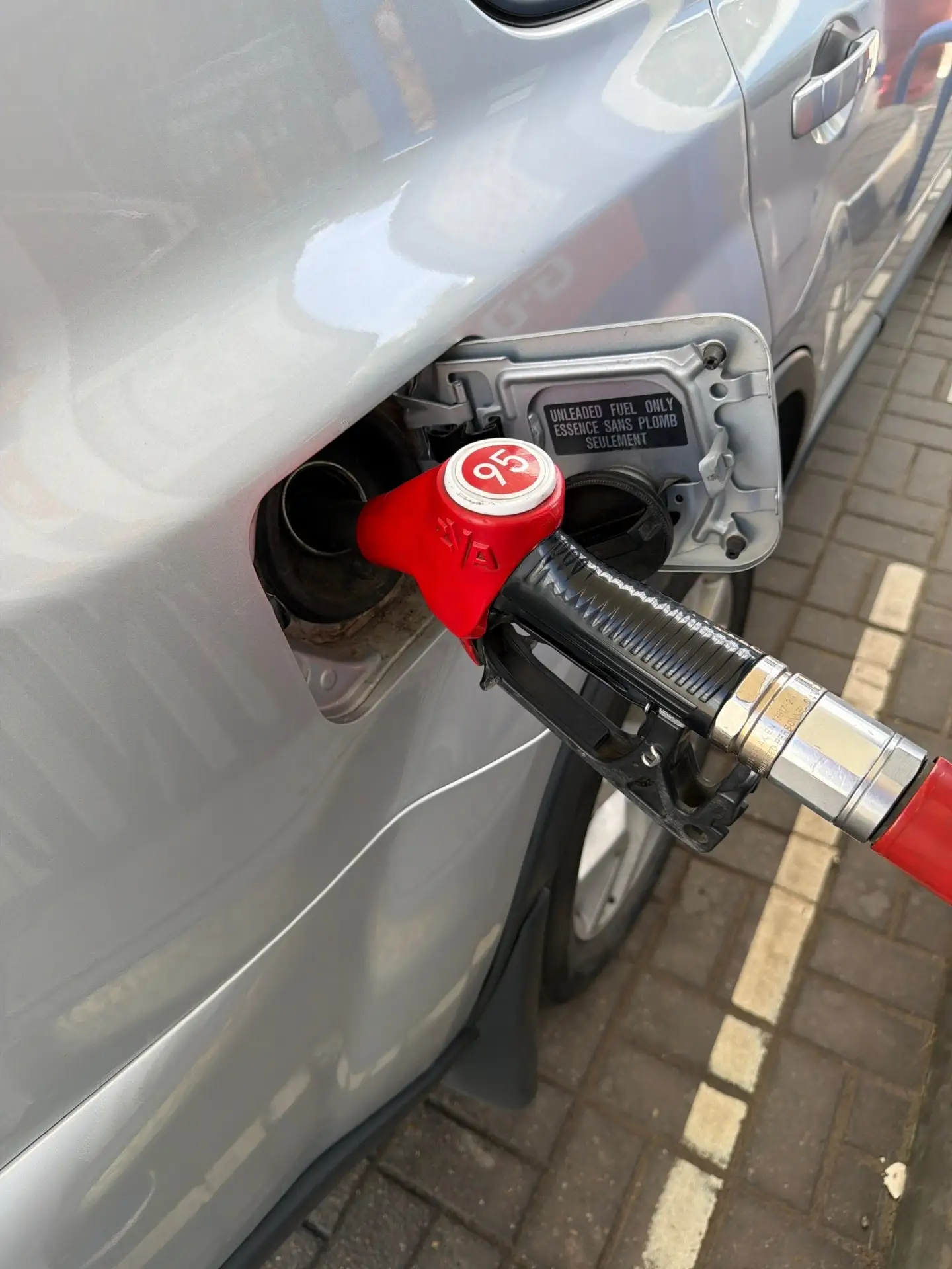Сеть АЗС Газпромнефть отменила лимиты на продажу топлива в Москве, Санкт-Петербурге и в 11 регионах 