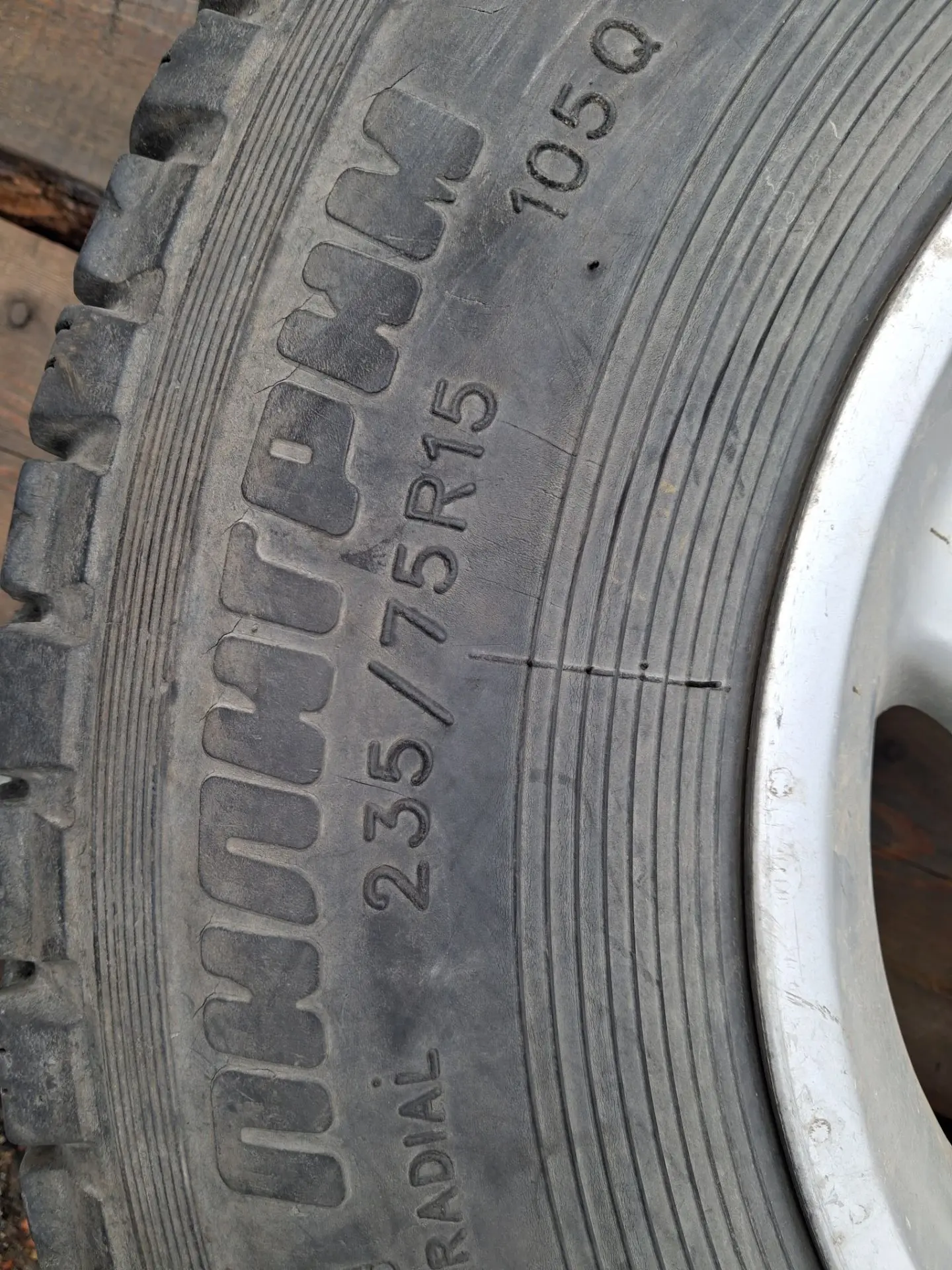 Продам 4 колеса с дисками 235/75 R15 за 16тыс.руб.