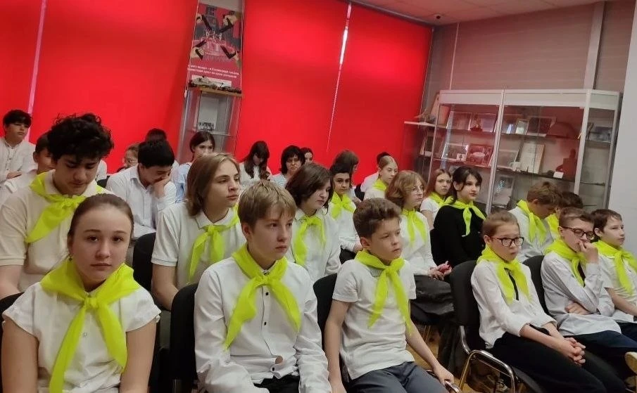 Активисты комплексного школьного музея «Из прошлого в настоящее» в Международный день музеев провели