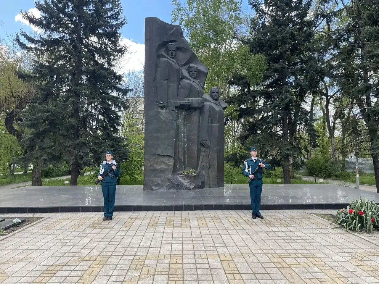 🇷🇺 Честь и ответственность: наши ребята на Посту №1  1 и 2 мая наши старшеклассники приняли участие 