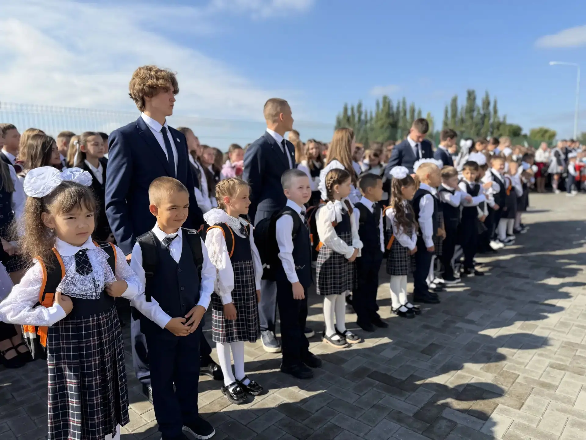 Торжественная линейка, посвящённая 1 сентября.